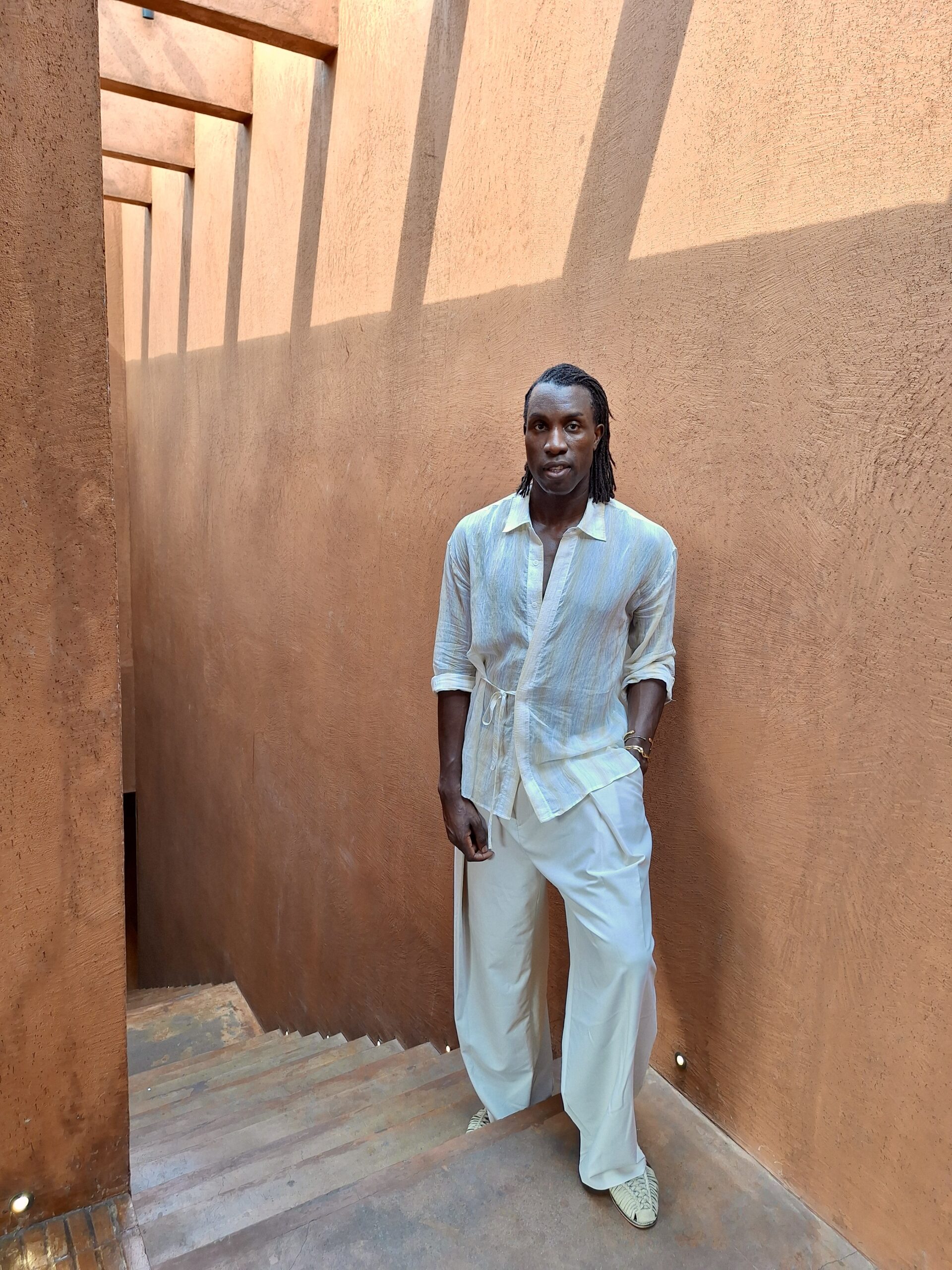 Portrait de Grichka, fondateur de Grichka Interiors Design, architecte d’intérieur et designer en Nouvelle-Calédonie