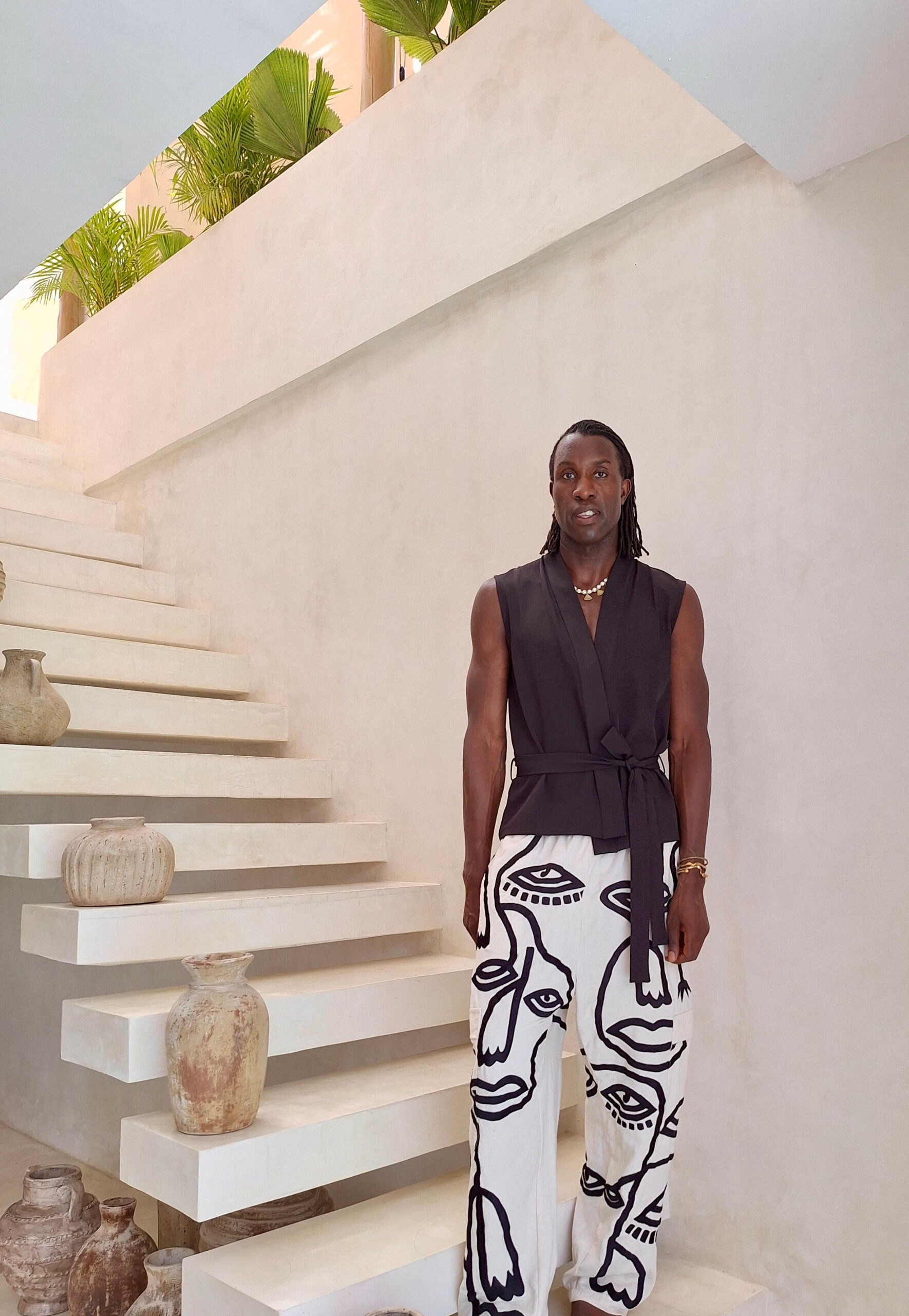 Portrait de Grichka, fondateur de Grichka Interiors Design, architecte d’intérieur et designer en