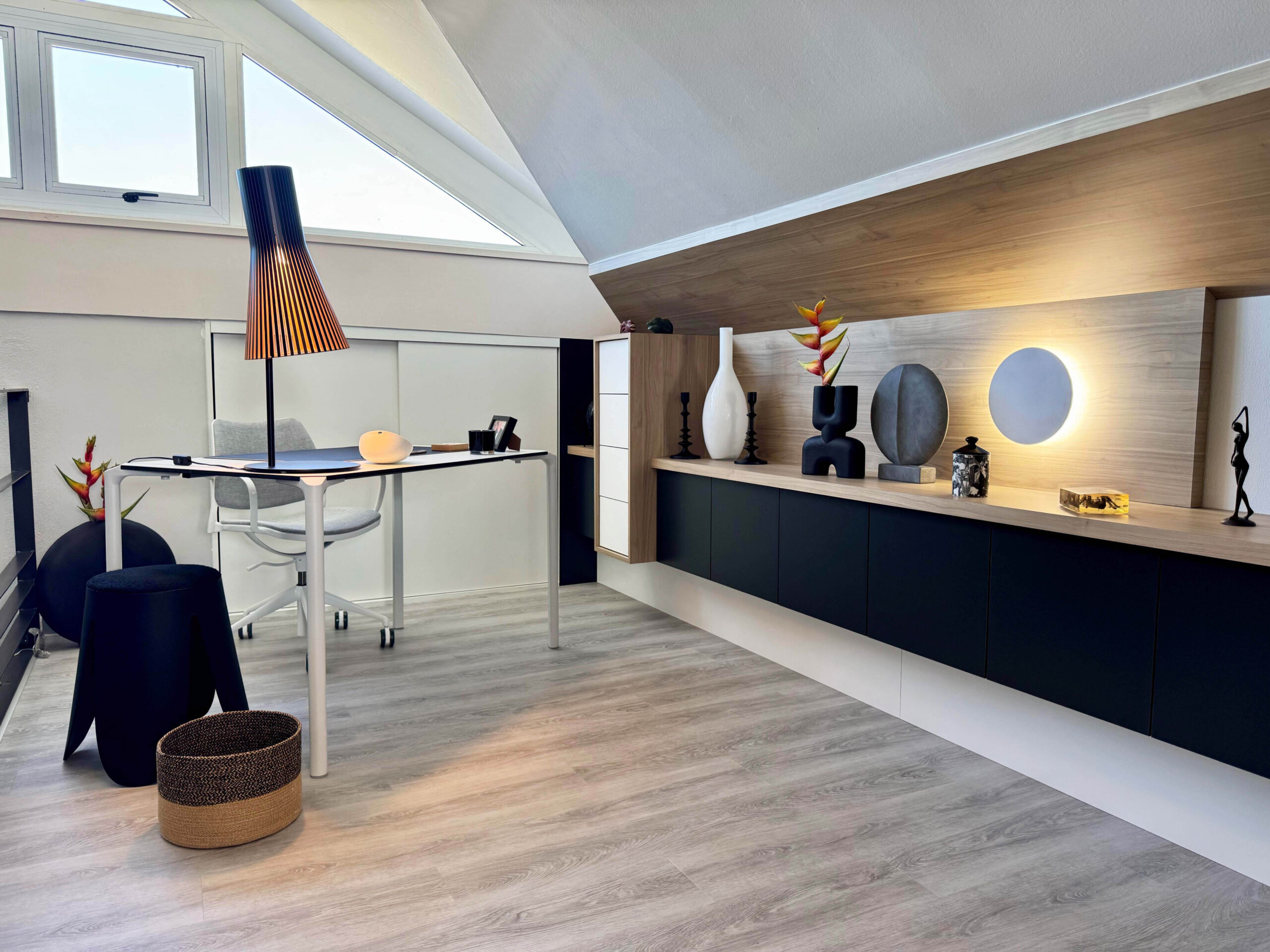 Espace bureau, bibliothèque de rangement projet réalisé par Grichka Interiors Design.