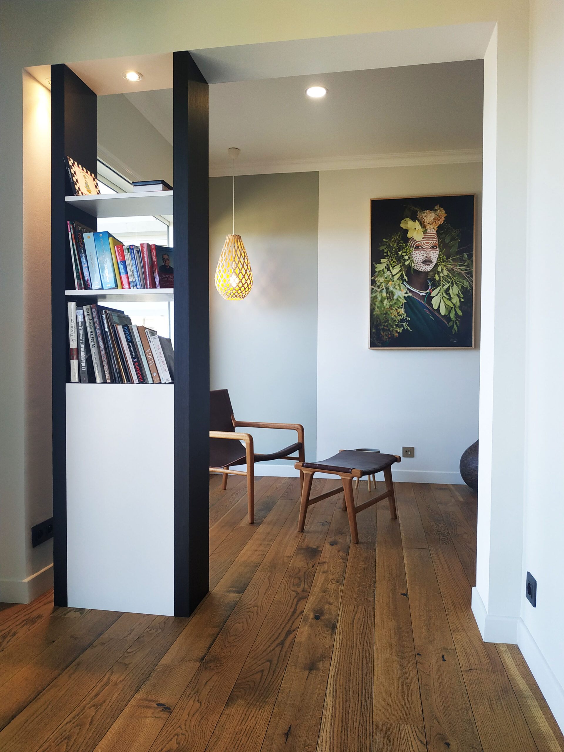 Bibliothèque décorative moderne et épurée.