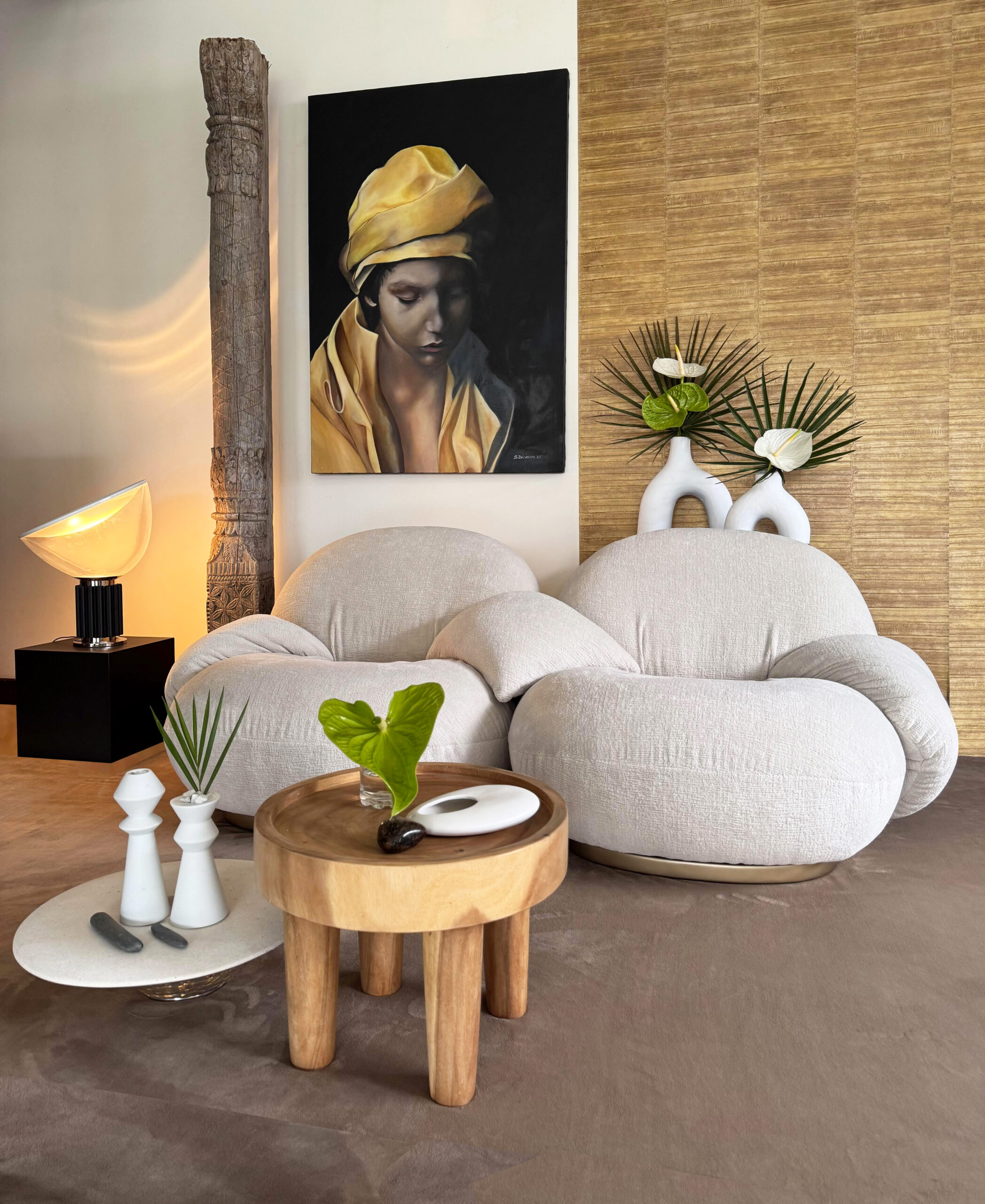"𝙚́𝙘𝙧𝙞𝙣 𝙖𝙪𝙭 𝙩𝙤𝙣𝙨 𝙘𝙝𝙖𝙪𝙙𝙨 " Ambiance solaire pour ce séjour à Nouméa. Transformation intérieur par Grichka Interiors Design.