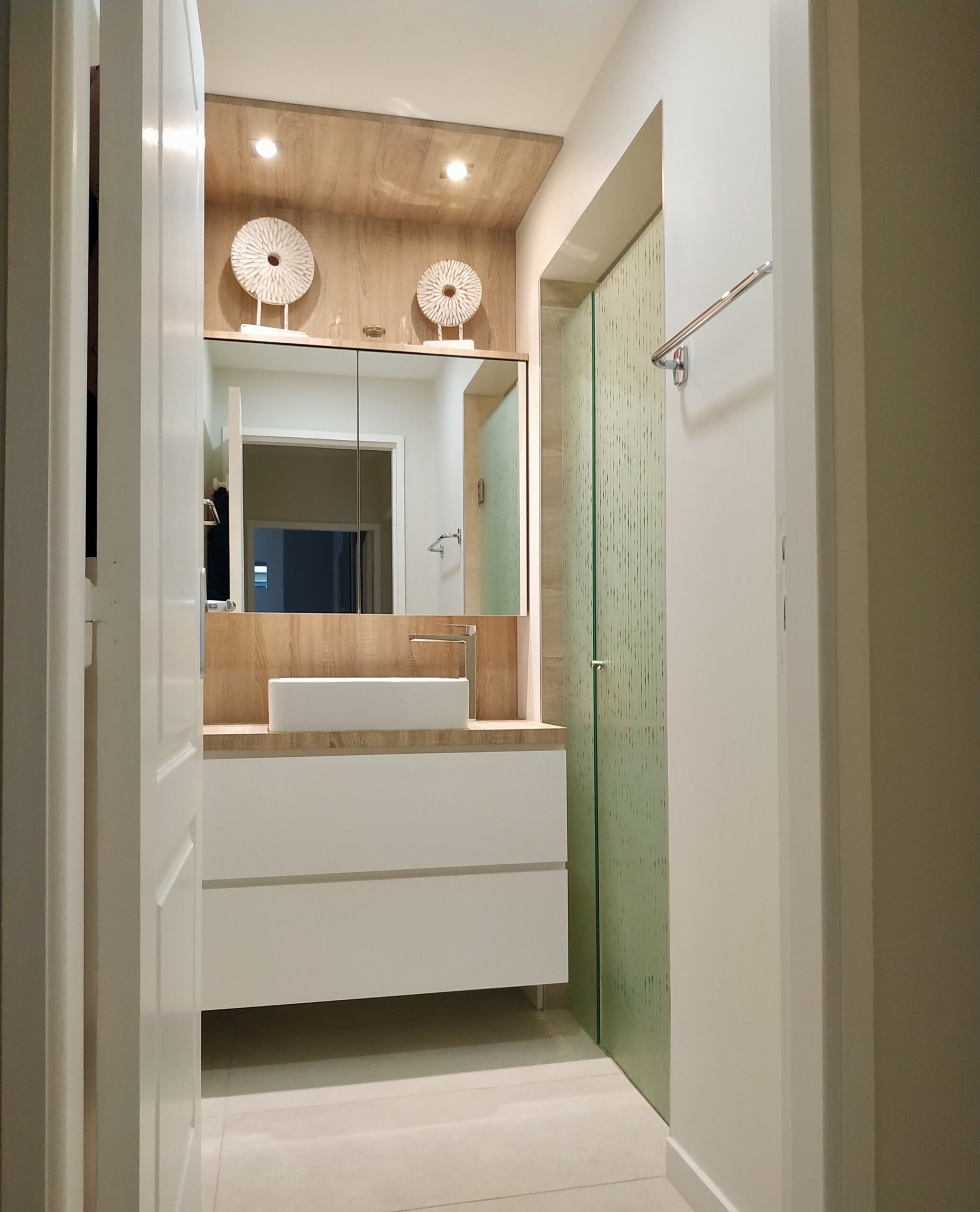 Rénovation d'une salle d'eau conçu par Grichka Interiors Design