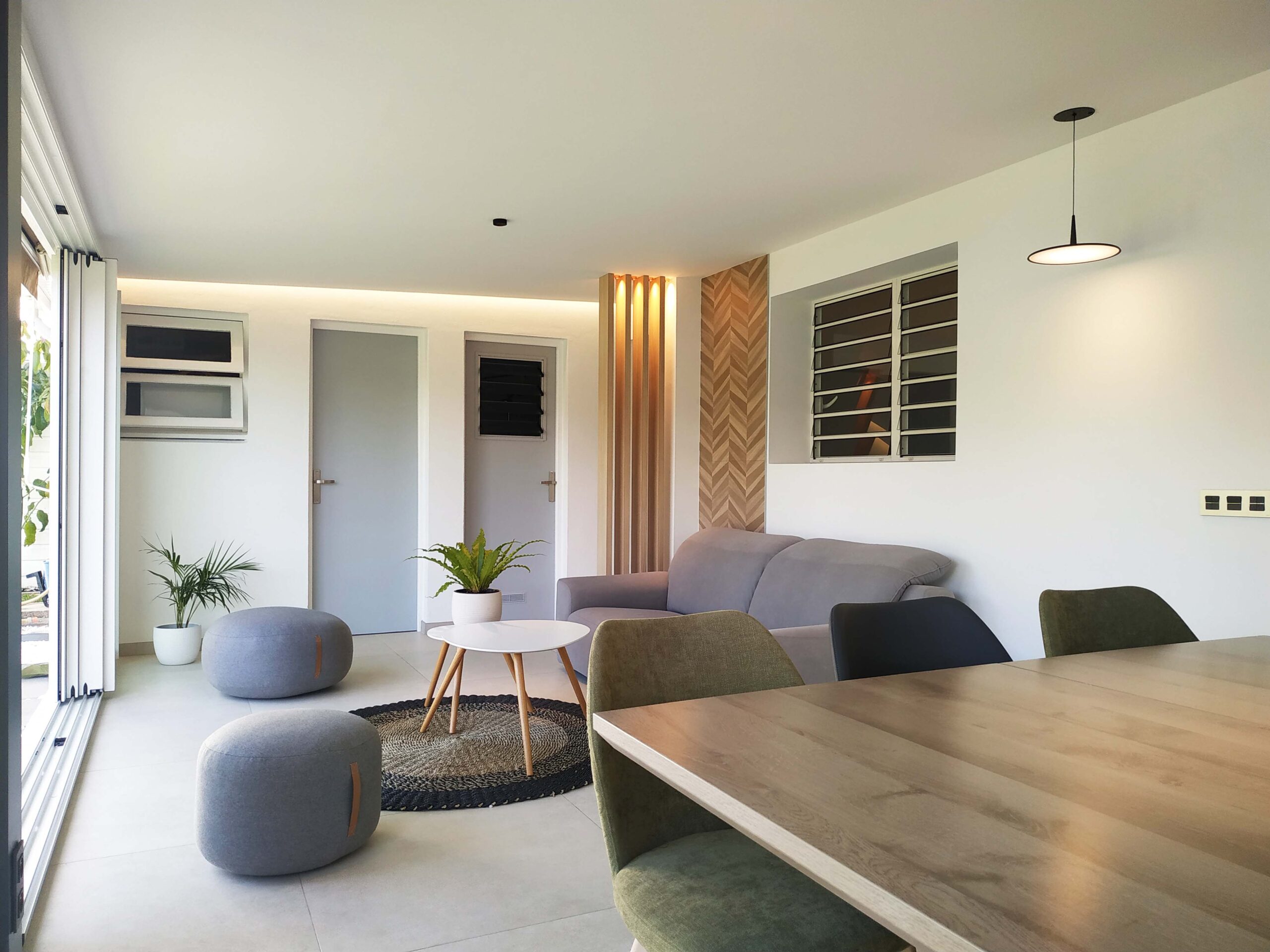 Séjour avec Meuble tv moderne et chaleureux, composé d'une ambiance feutrée conçu par Grichka Interiors Design.