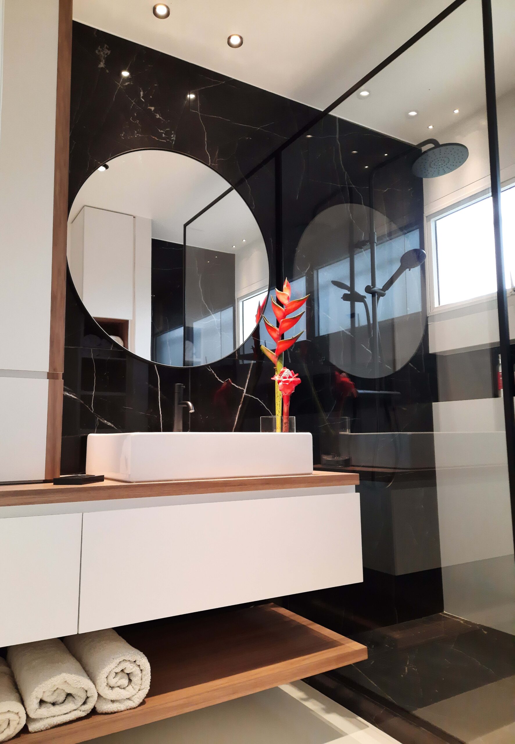 Rénovation d'une salle d'eau conçu par Grichka Interiors Design